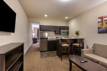 هتل Stay Over Suites   Fort Gregg Adams Area