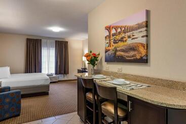 هتل Stay Over Suites   Fort Gregg Adams Area