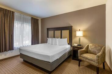 هتل Stay Over Suites Fort Gregg Adams Area
