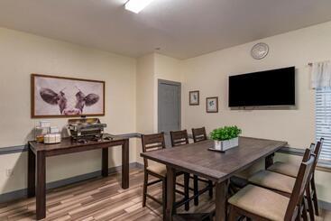 هتل Stay Over Suites   Fort Gregg Adams Area