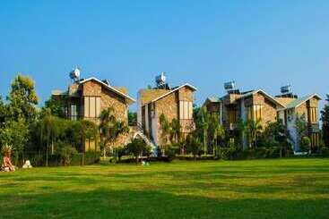 هتل The Roar Resort