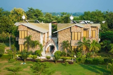 هتل The Roar Resort