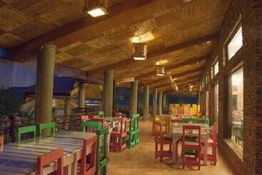 هتل The Roar Resort