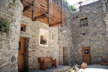 Ostello Del Castello Tirano