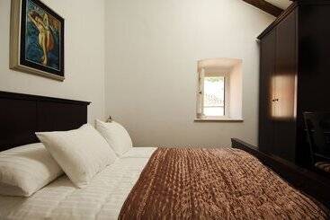 Sunce Palace Apartments With Free Offsite Parking