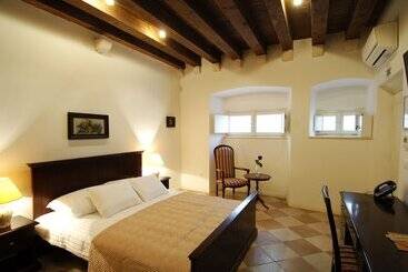 Sunce Palace Apartments With Free Offsite Parking