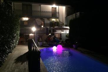 تختخواب و صبحانه Chambre D Hôtes Chez Dom