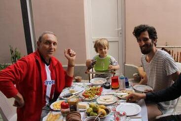 تختخواب و صبحانه Guesthouse Levani