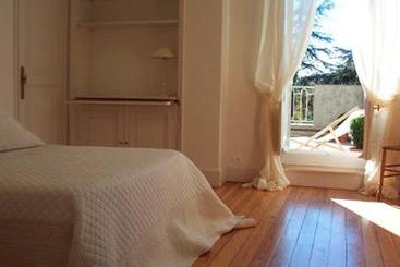 تختخواب و صبحانه Les Cèdres Chambres D Hôtes