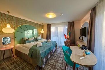 Bernstein Hotel 50`s Seaside Motel