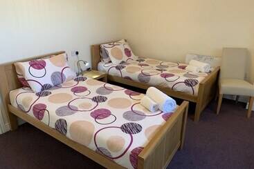 پانسیون Austins Self Service Guest House