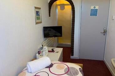 پانسیون Austins Self Service Guest House