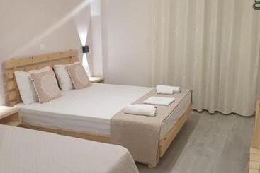 Apart Hotel Llazari