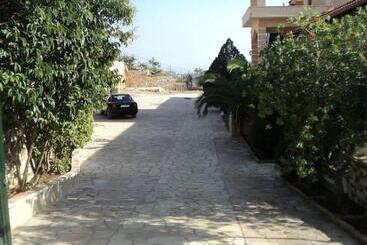 Apart Hotel Llazari