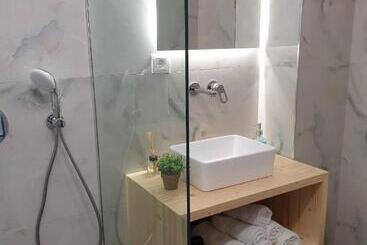 Apart Hotel Llazari