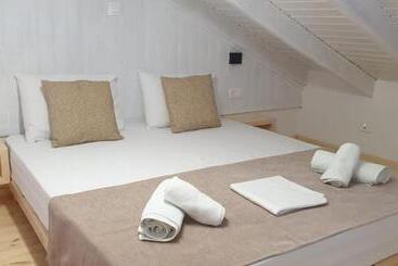 Apart Hotel Llazari