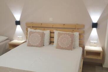 Apart Hotel Llazari