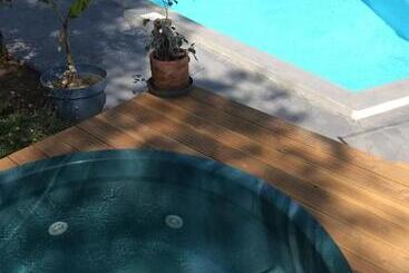 تختخواب و صبحانه Inn 4 Bears