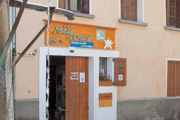 تختخواب و صبحانه La Roche Du Croue