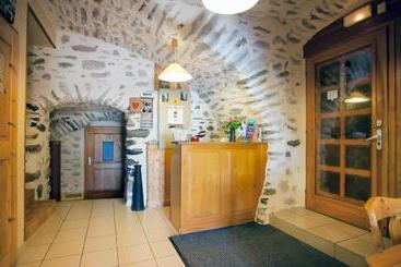 تختخواب و صبحانه La Roche Du Croue