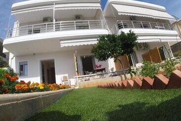 تختخواب و صبحانه Riviera Rooms