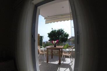 تختخواب و صبحانه Riviera Rooms