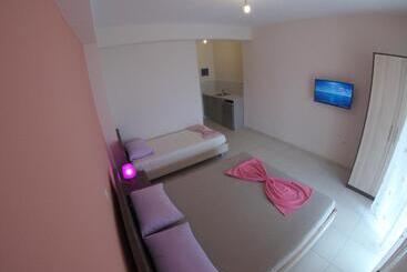 تختخواب و صبحانه Riviera Rooms