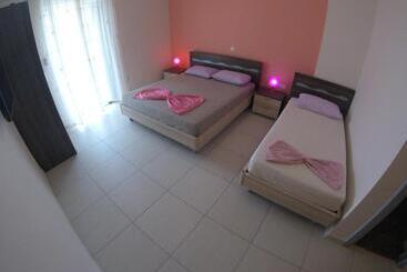 تختخواب و صبحانه Riviera Rooms
