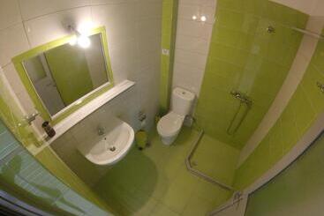 تختخواب و صبحانه Riviera Rooms