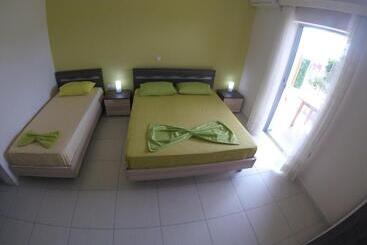 تختخواب و صبحانه Riviera Rooms