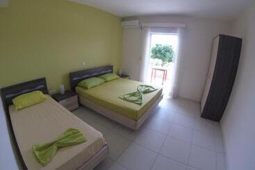 تختخواب و صبحانه Riviera Rooms