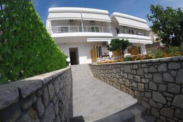 تختخواب و صبحانه Riviera Rooms