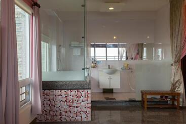 تختخواب و صبحانه Spray House