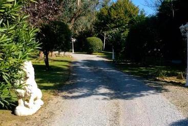 تختخواب و صبحانه Villa Yoda