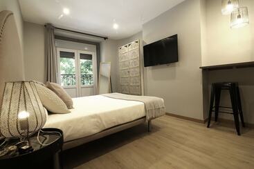 هتل Abracadabra Suites