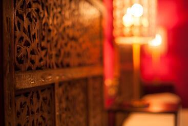 هتل Abracadabra Suites