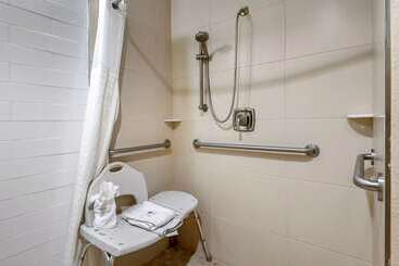 هتل Comfort Suites University
