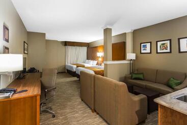 هتل Comfort Suites University