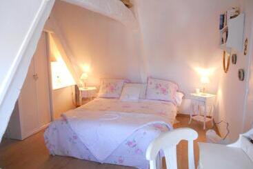 La Maison Du Phare De Honfleur Chambre D Hôtes B&b  Jacuzzi   Shabby Chic