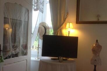 La Maison Du Phare De Honfleur Chambre D Hôtes B&b  Jacuzzi   Shabby Chic