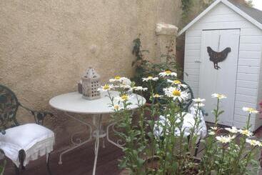 La Maison Du Phare De Honfleur Chambre D Hôtes B&b  Jacuzzi   Shabby Chic