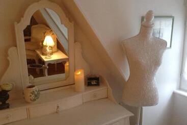 La Maison Du Phare De Honfleur Chambre D Hôtes B&b  Jacuzzi   Shabby Chic