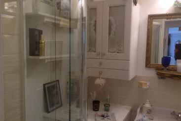 La Maison Du Phare De Honfleur Chambre D Hôtes B&b  Jacuzzi   Shabby Chic