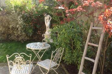 La Maison Du Phare De Honfleur Chambre D Hôtes B&b  Jacuzzi   Shabby Chic
