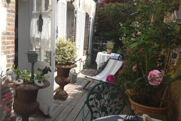 La Maison Du Phare De Honfleur Chambre D Hôtes B&b  Jacuzzi   Shabby Chic