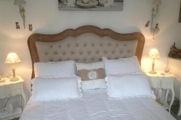 La Maison Du Phare De Honfleur Chambre D Hôtes B&b  Jacuzzi   Shabby Chic