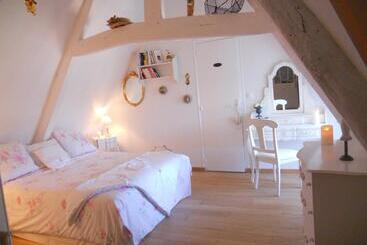 La Maison Du Phare De Honfleur Chambre D Hôtes B&b  Jacuzzi   Shabby Chic