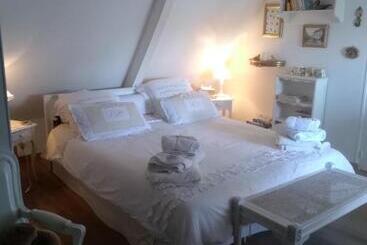 La Maison Du Phare De Honfleur Chambre D Hôtes B&b Jacuzzi Shabby Chic