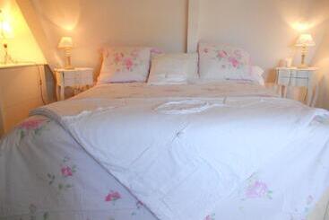 La Maison Du Phare De Honfleur Chambre D Hôtes B&b  Jacuzzi   Shabby Chic