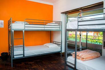 Carcavelos Surf Hostel And Surf Camp
